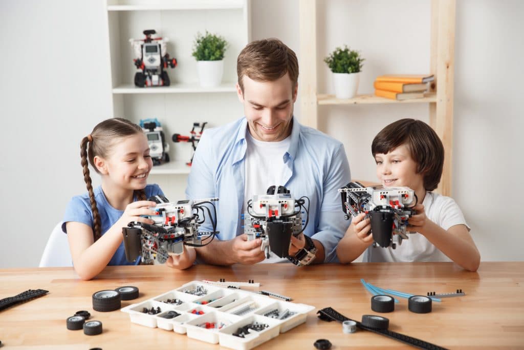 LEGO: Шунчаки ўйинчоқ эмас, оталардан болаларга юқтирилган одат
