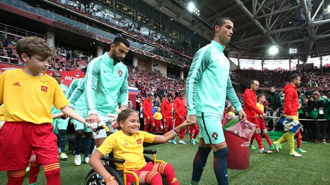 FIFA tarixida ilk bor futbolchi imkoniyati cheklangan bola bilan uchrashuvga chiqdi