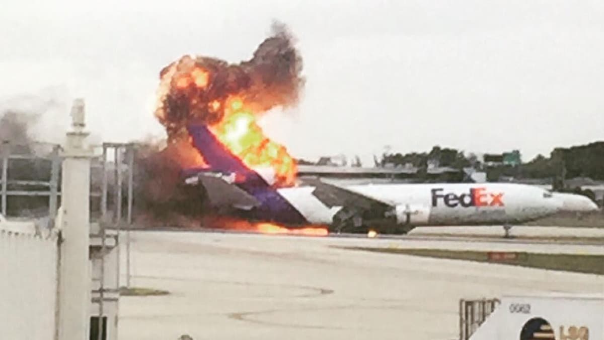 Florida aeroportida samolyot qo‘nish vaqtida portlab ketdi