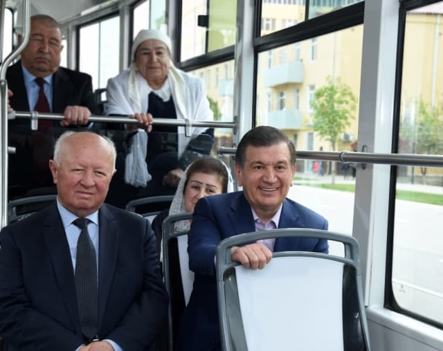 Video: Mirziyoyev tramvayda, ortda esa Mercedes’lar korteji
