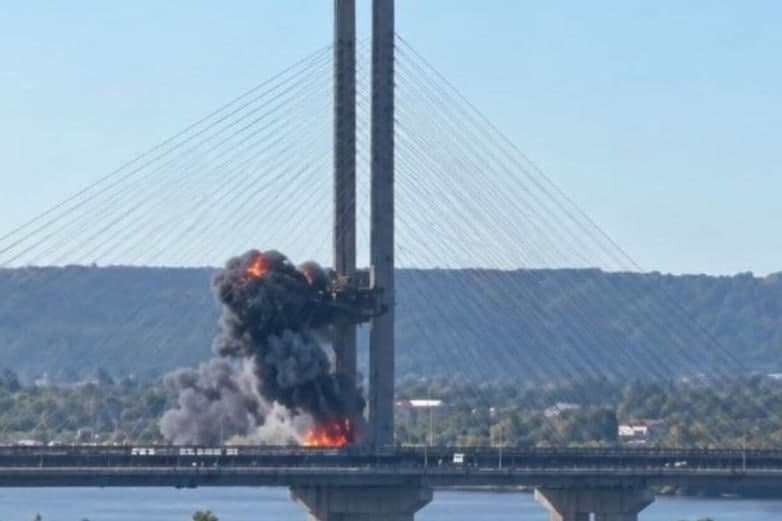 Россия Киевдаги асосий кўприкка зарба берди