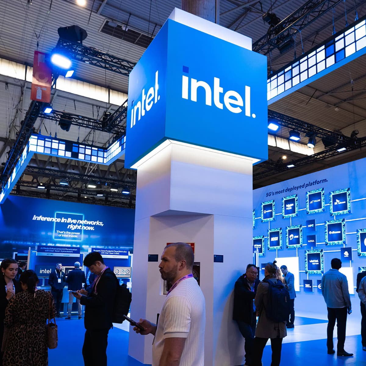 Intel акциялари салбий прогноз ортидан 23 фоизга қулади