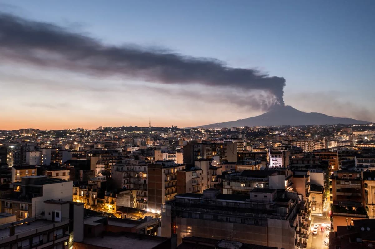 Sitsiliyada Etna vulqoni uyg‘ondi – suratlar