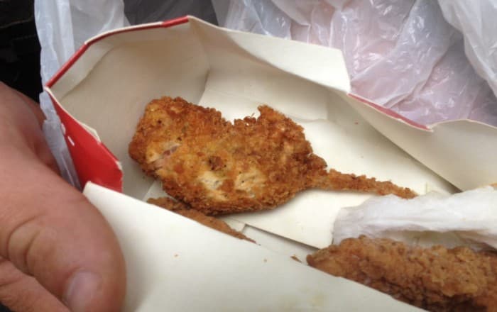 Тез овқатланиш шахобчалари тармоғи KFC қовурилган каламуш иши бўйича ўз ходимларини оқлади