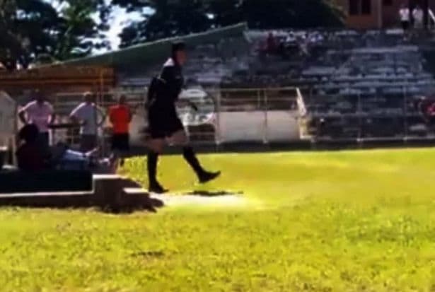 Futbol hakami unga musht tushirgan futbolchini hibsga olmoqchi bo‘ldi