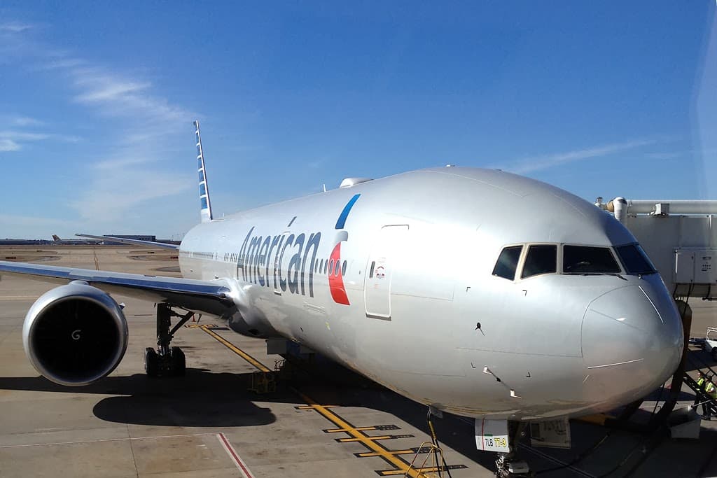 American Airlines Хитой авиаташувчисига бир неча юз миллион доллар сармоя киритди