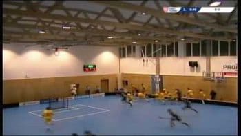 Video: Chexiyada florbol o‘yini vaqtida sport zali tomi quladi