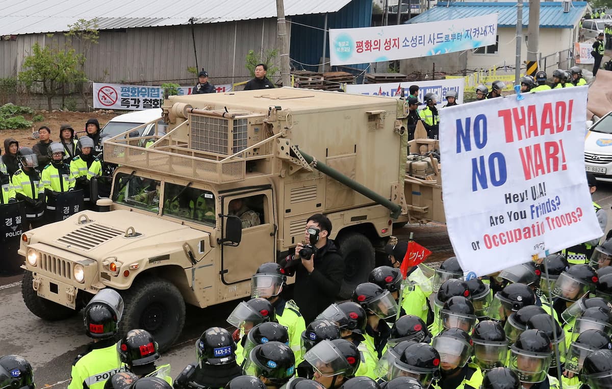 Janubiy Koreya fuqarolari THAAD majmualarini norozilik bilan qarshi olishdi