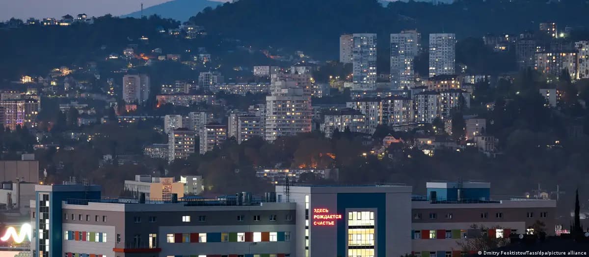 Sochi yaqinida neft tankeri yondi: plyajlar yopilib, aholiga derazalarni ochmaslik soʻraldi