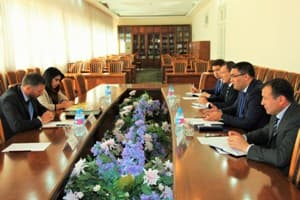 Adliya vaziri Buyuk Britaniya elchisi bilan uchrashdi