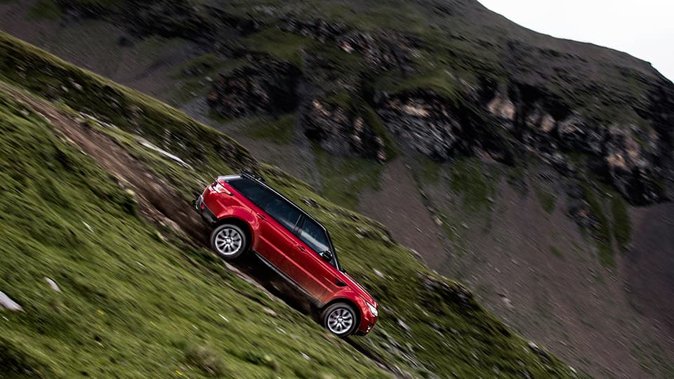 Каскадёр 15 километрли тоғ қиялигидан Range Rover машинасида тушди
