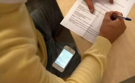 Yuridik universitetda telefon olib kirishga uringan barcha abituriyentlar testdan chetlatiladi