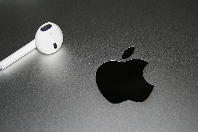 Apple noodatiy quloqchinlarga patent oldi