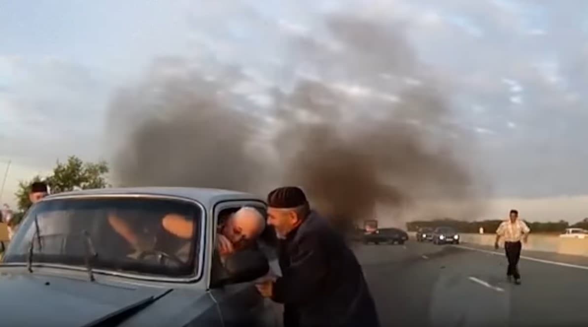 Video: Dovyurak qariya yonayotgan mashinadan haydovchi va yo‘lovchilarni qutqardi