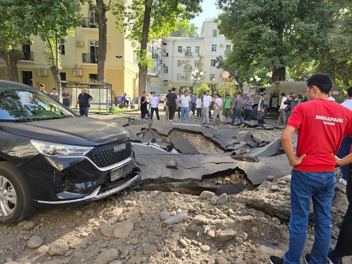 На улице Глинка в Ташкенте из-за провала асфальта перекрыли движение