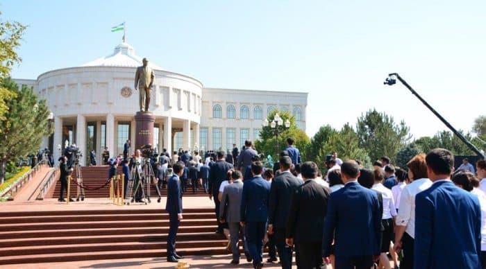 Toshkentda Islom Karimov haykali ochildi