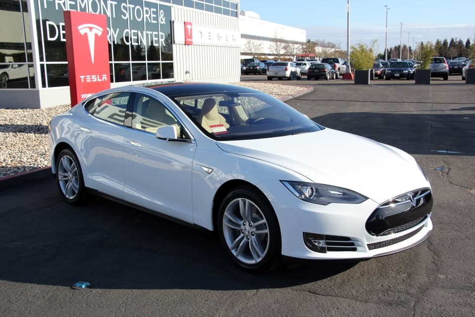 Tesla avtomobillardagi radioni musiqiy servis bilan almashtirmoqchi