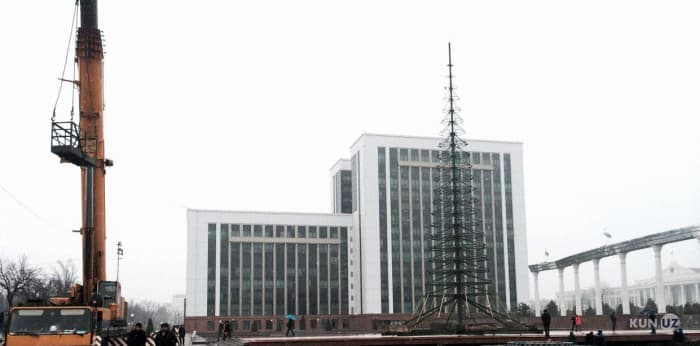 Mustaqillik maydoniga Yangi yil archasi o‘rnatilmoqda