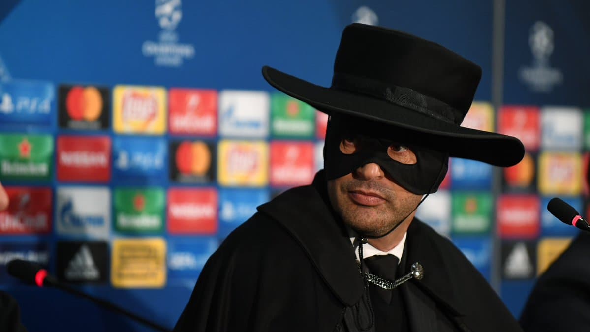 «Shaxtyor» murabbiyi va'dasida turdi. U Zorro kiyimida paydo bo‘ldi