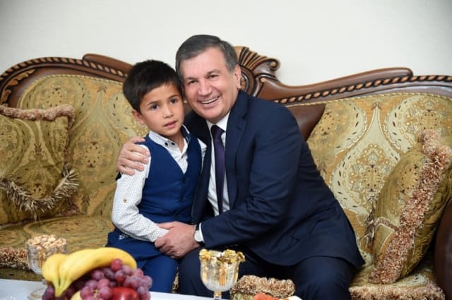 Mirziyoyev Bo‘z tumanidagi xonadonlardan birida mehmon bo‘ldi