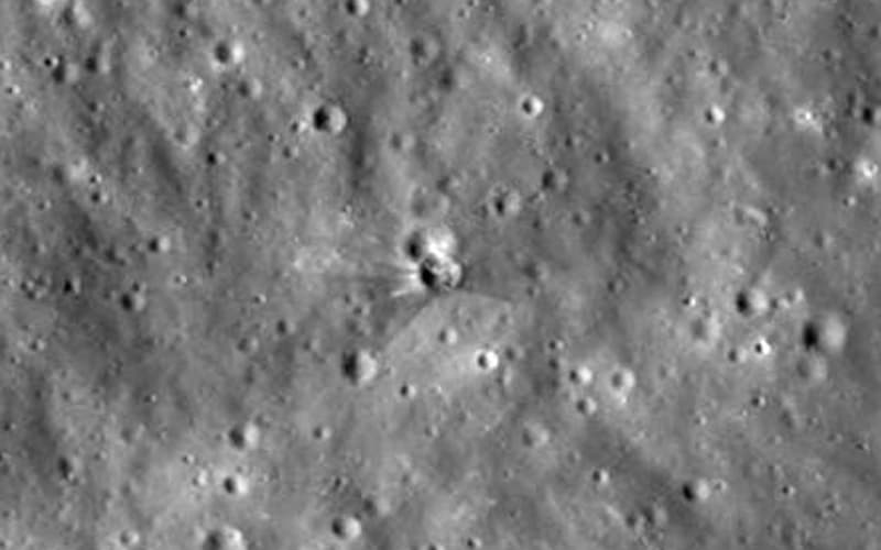 SpaceX ракетаси Ойга қулади - NASA янги кратерни кўрсатди