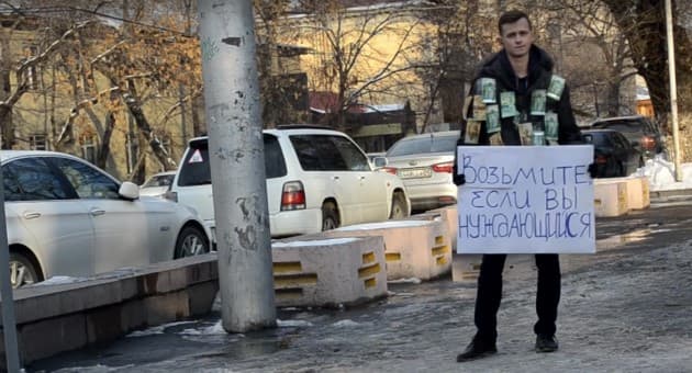 Qozog‘istonda ko‘chada pullar tarqatayotgan yigit 10 nafar politsiyachi qurshovida qoldi