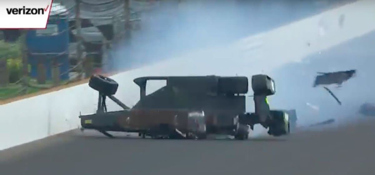 «Indikar»da avariya. 370 km tezlikda harakatlanayotgan bolid to‘siqqa borib urildi (video)