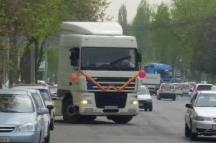 Kelin uyiga yuk mashinalari karvonida kelishdi