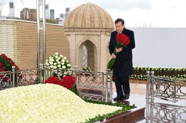 Shavkat Mirziyoyev Samarqandda bo‘lib, Islom Karimov qabrini ziyorat qildi