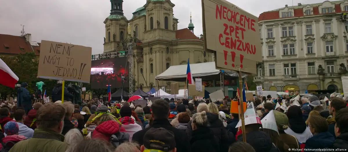 Прагада ўн минглаб одам намойишга чиқди