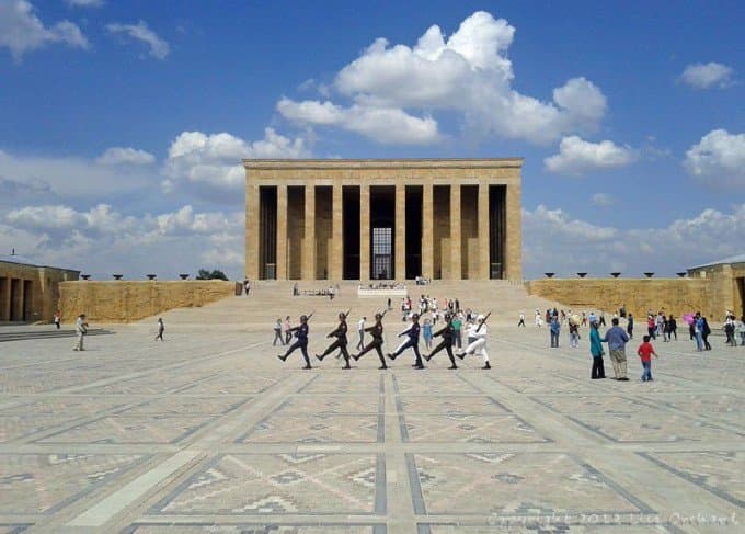 Shavkat Mirziyoyev Mustafo Kamol Otaturk maqbarasiga gul qo‘ydi