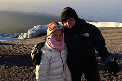 8 yoshli qizcha Kilimanjaro cho‘qqisini zabt etdi