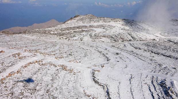 БААда қор ёғди, довул туфайли Дубайдаги асосий магистралга кран қулаб тушди