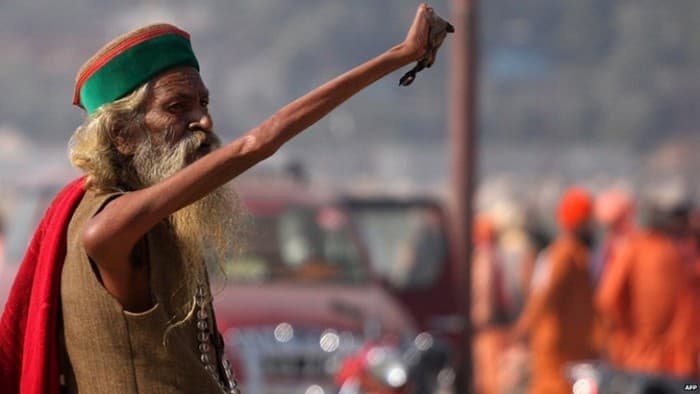 Hindistonlik erkak 43 yildan beri qo‘lini yuqoriga ko‘targan holda yashab kelmoqda