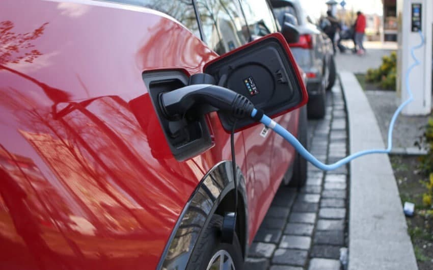 Yevrokomissiya Xitoy elektromobillariga 35 foizgacha boj joriy etishni ma’qulladi