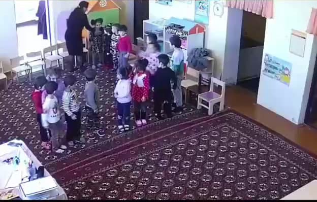 Xorazmdagi bog‘chada bolalarni tepib, tayoq bilan urib mashg‘ulot o‘tgan tarbiyachilar ishdan olindi