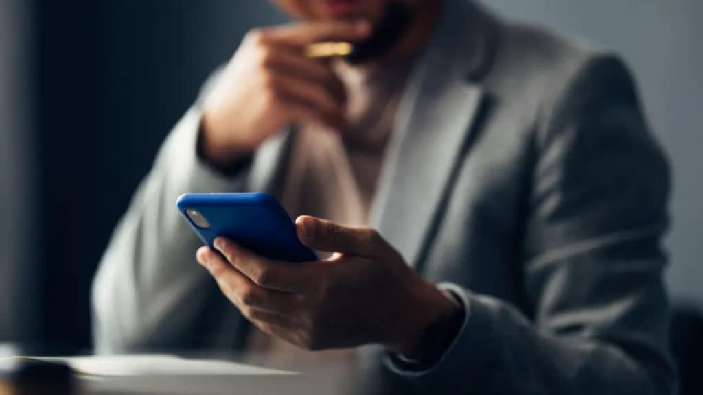 Facebook va Instagram mashhur insonlardan foydalanilgan reklama firibgarligiga qarshi kurashadi