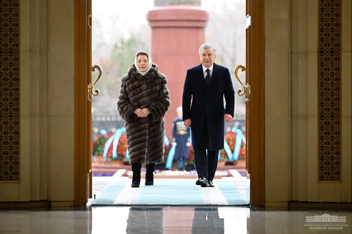 Foto: Shavkat Mirziyoyev Islom Karimov haykali poyiga gulchambar qo‘ydi