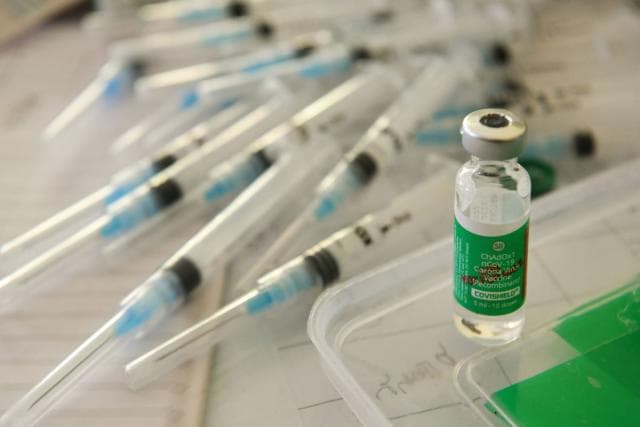 AstraZeneca коронавирусга қарши ўз вакцинаси тромб ҳосил қилиши мумкинлигини тан олди