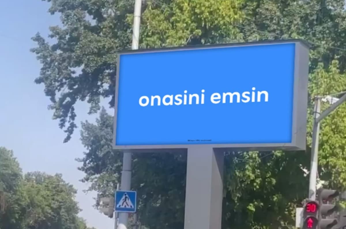 «Onasini emsin» — Тошкентда ноодатий реклама баннерлари пайдо бўлди