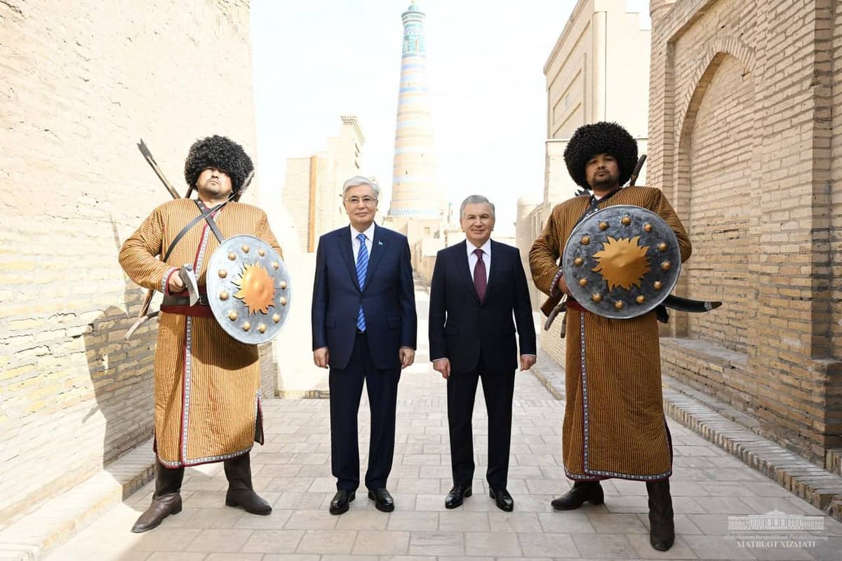 Фото: Президентлар Хиванинг тарихий обидалари билан танишди