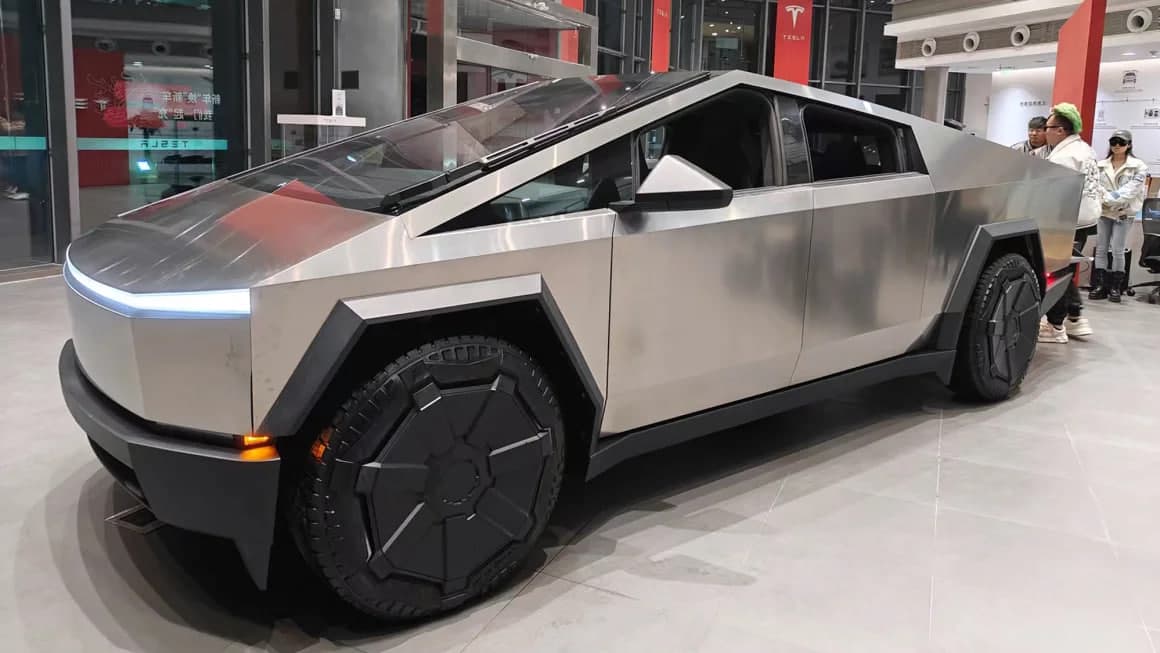 Tesla газ педали ёпишиб қолиш хавфи туфайли барча Cybertruck пикапларини қайтариб олади