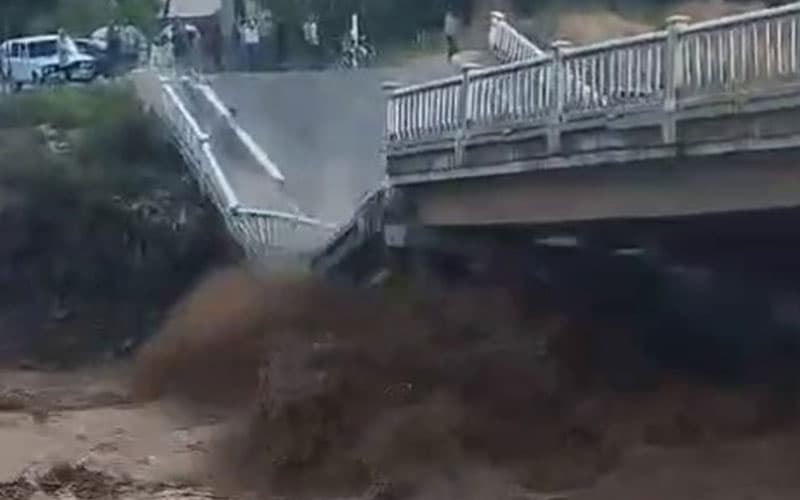 В Андижане в результате селевого потока обрушился мост