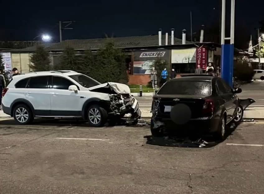 Three people injured as a result of collision between Captiva and Lacetti in Tashkent