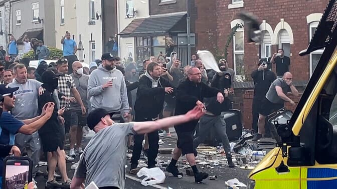 Britaniyada tartibsizliklar: 39 politsiyachi jarohat oldi