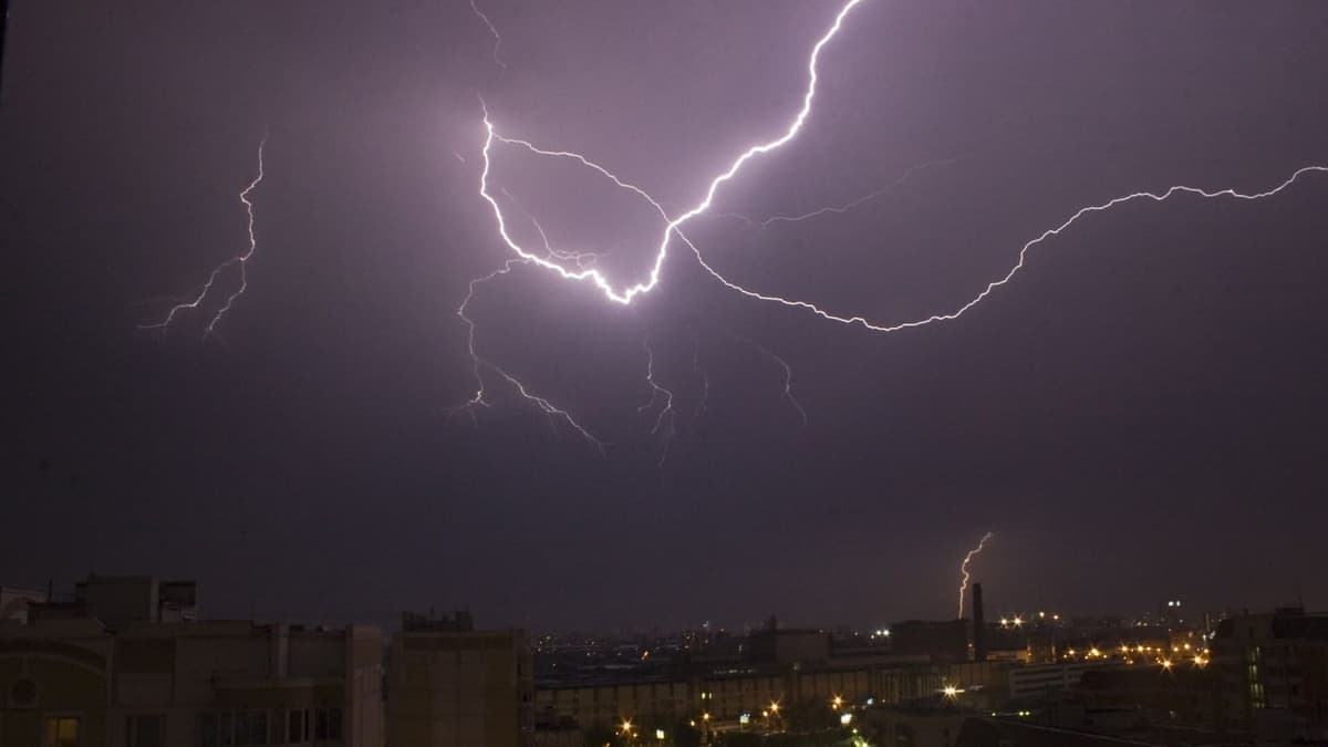 Во Франции тренер погиб на футбольном поле в результате удара молнии