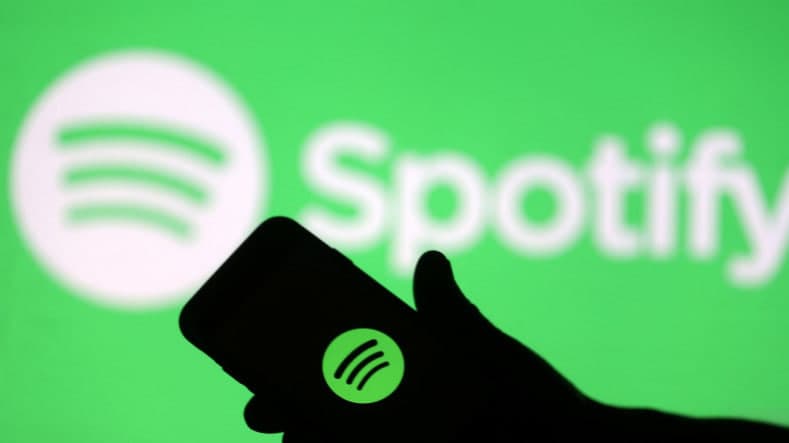 Spotify sanksiyalar ostida qolgan rossiyalik qo‘shiqchilar akkauntini o‘chirib tashladi