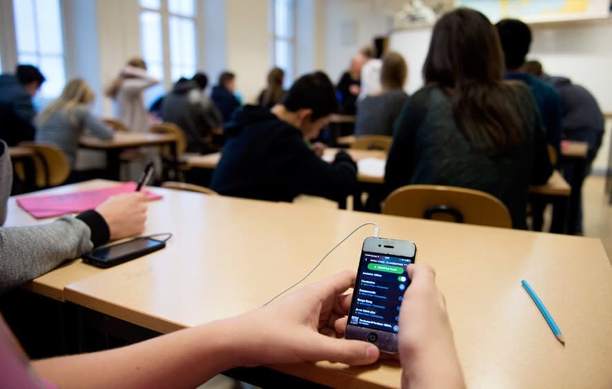 Qozog‘istonda o‘quvchilarga dars vaqtida telefondan foydalanish taqiqlandi