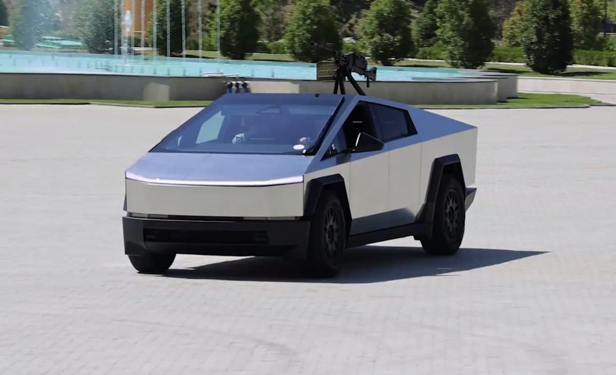 Ramzan Qodirov pulemyot o‘rnatilgan Tesla Cybertruck'da ko‘rinish berdi