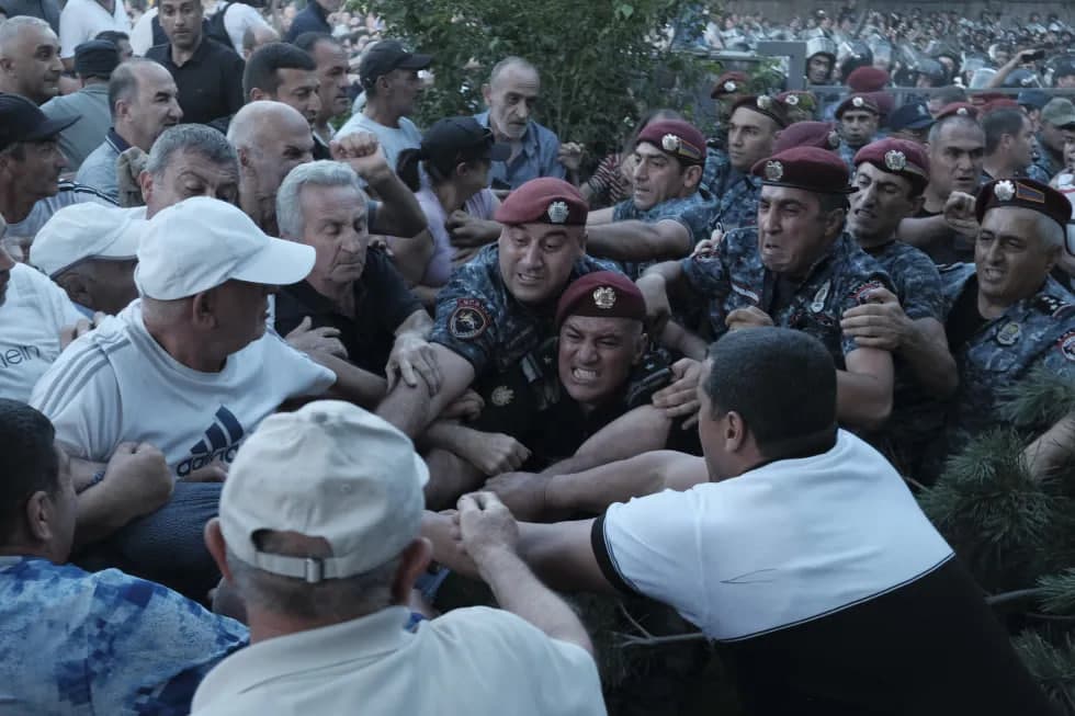 Yerevanda politsiya parlament oldidagi namoyishchilarni shovqinli granatalar bilan tarqatdi - fotosuratlar